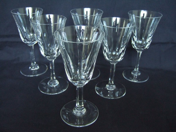 St Louis crystal wine glass, Cerdagne pattern - signed - 13,9cm