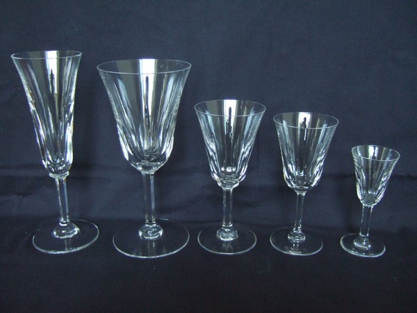 St Louis crystal wine glass, Cerdagne pattern - signed - 16,2cm