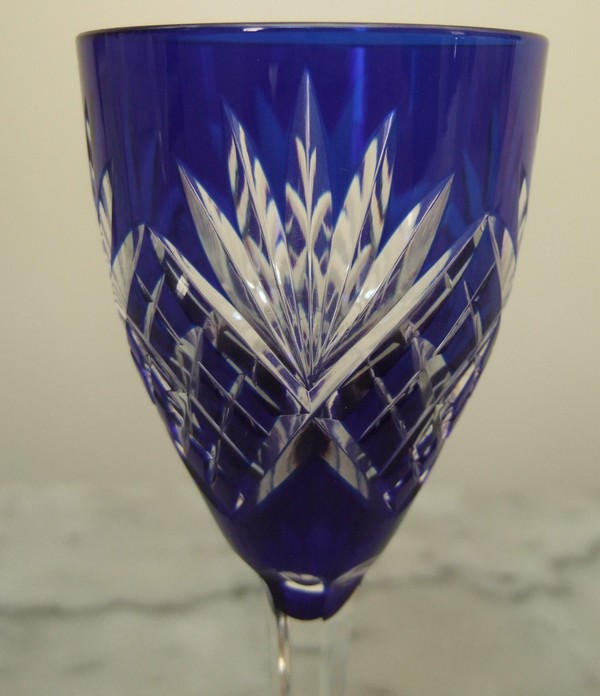 St Louis crystal hock glass, blue cobalt overlay crystal, Chantilly pattern - 15,7cm - signed