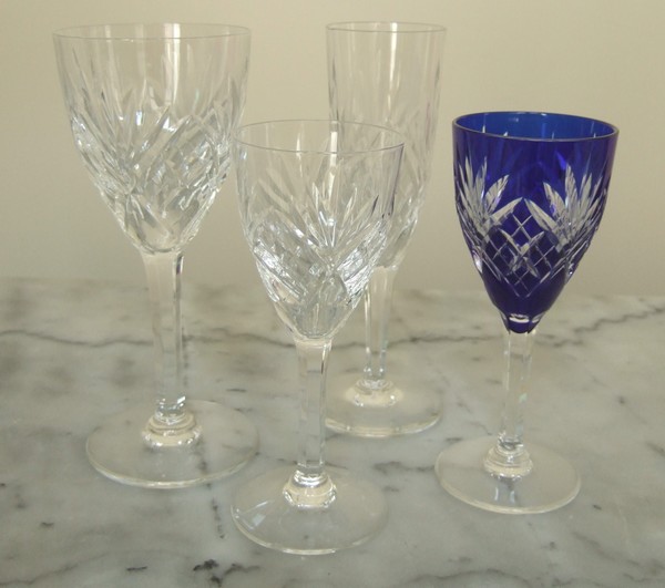 Verre à vin du Rhin en cristal taillé de St Louis, modèle Chantilly, overlay bleu Cobalt - 15,7cm - signé