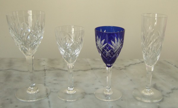 Verre à vin du Rhin en cristal taillé de St Louis, modèle Chantilly, overlay bleu Cobalt - 15,7cm - signé