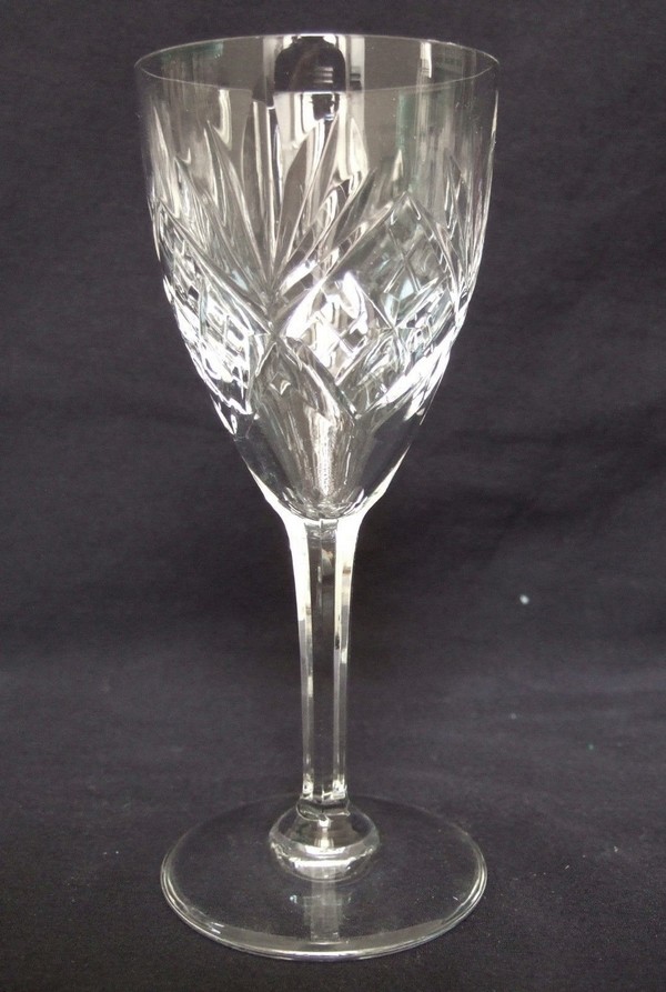 Verre à vin en cristal taillé de St Louis, modèle Chantilly - 15,7cm - signé