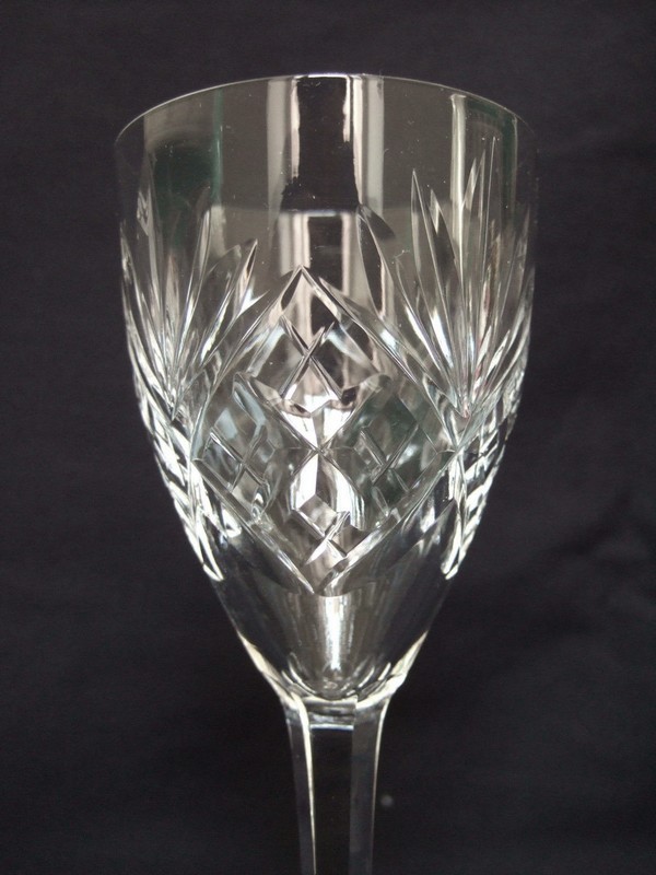 Verre à vin en cristal taillé de St Louis, modèle Chantilly - 15,7cm - signé