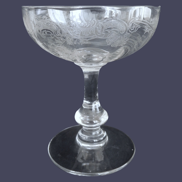Coupe à champagne en cristal de Saint Louis, modèle Massenet à côtes vénitiennes gravé