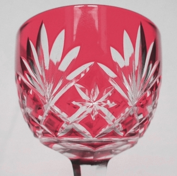 Verre à liqueur en cristal de St Louis, modèle Massenet, cristal overlay rose