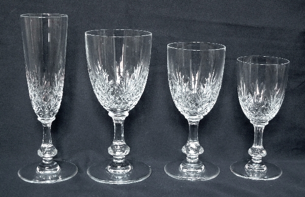 St Louis crystal wine glass, Massenet pattern - signé - 14.5cm