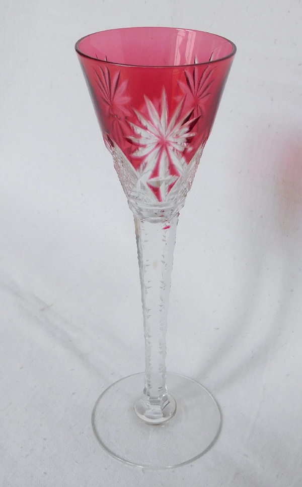 Verre à liqueur en cristal de Saint Louis, modèle Nelly, cristal overlay rose