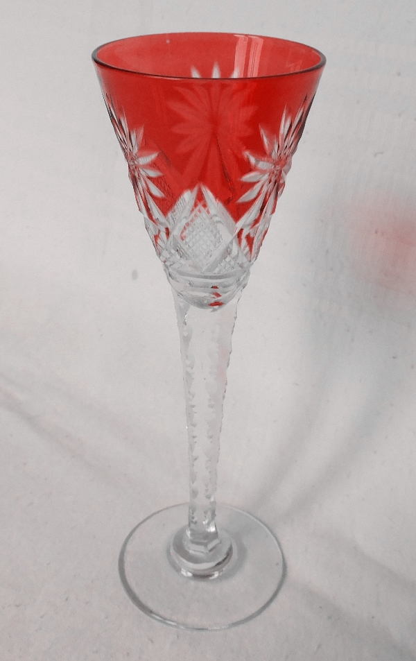 Verre à liqueur en cristal de Saint Louis, modèle Nelly, cristal overlay rouge