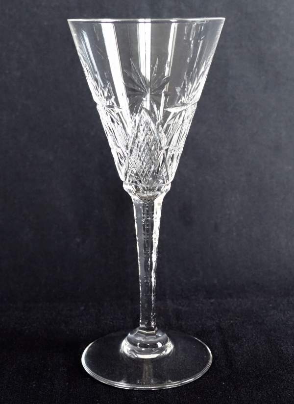 Verre à vin en cristal de St Louis, modèle Nelly taillé - 15,6cm - signé