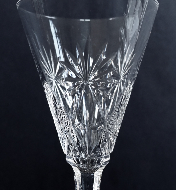 Verre à vin en cristal de St Louis, modèle Nelly taillé - 15,6cm - signé