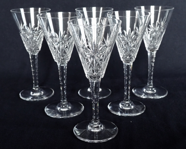 Verre à vin en cristal de St Louis, modèle Nelly taillé - 15,6cm - signé