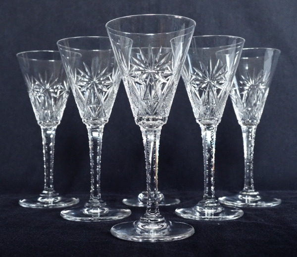 Verre à vin en cristal de St Louis, modèle Nelly taillé - 15,6cm - signé