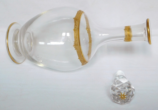 Carafe à vin en cristal de Saint Louis, modèle Roty gravé et doré - 30,5cm