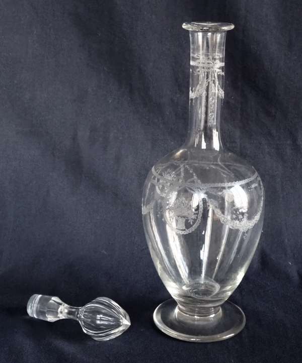 Carafe à vin en cristal de St Louis, modèle Sapho gravé - 33cm