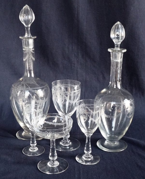 Carafe à vin en cristal de St Louis, modèle Sapho gravé - 33cm