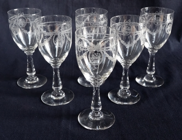 St Louis crystal wine glass, Sapho pattern, Louis XVI style engraved decoration - 14.3cm