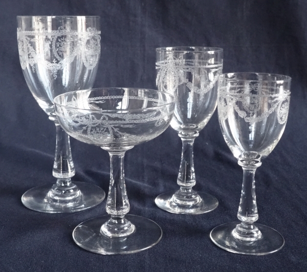 St Louis crystal wine glass, Sapho pattern, Louis XVI style engraved decoration - 14.3cm