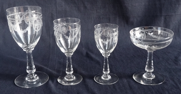 Verre à vin en cristal de St Louis, modèle Sapho gravé - 14,3cm