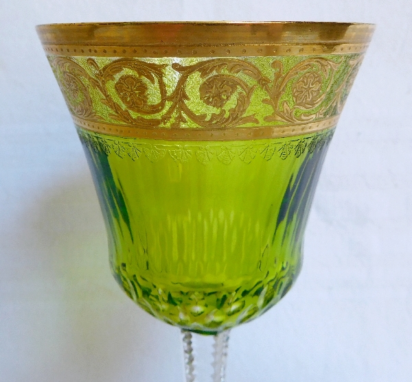 Verre à vin du Rhin en cristal de Saint Louis, modèle Thistle or couleur vert chartreuse - signé - 20,7cm