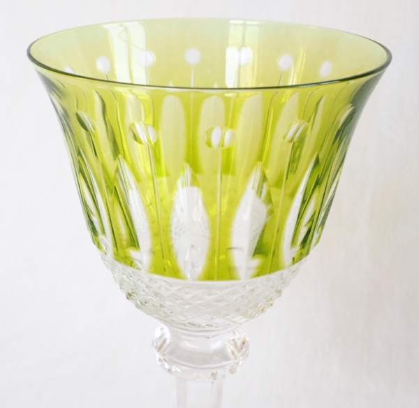 Verre à vin du Rhin / roemer en cristal de St Louis, modèle Tommy overlay jaune chartreuse - signé - 19,8cm