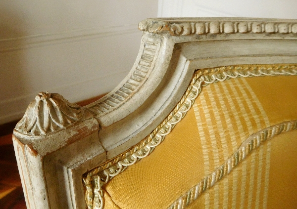 Pluvinet : paire de fauteuils cabriolets d'époque Louis XVI finement sculptés, estampillés