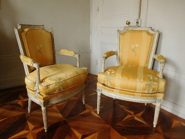 Pluvinet : set of 2 Louis XVI finely carved armchairs - stamped