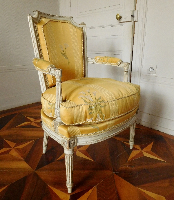 Pluvinet : paire de fauteuils cabriolets d'époque Louis XVI finement sculptés, estampillés