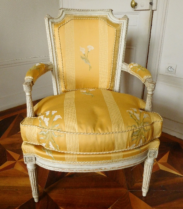 Pluvinet : paire de fauteuils cabriolets d'époque Louis XVI finement sculptés, estampillés