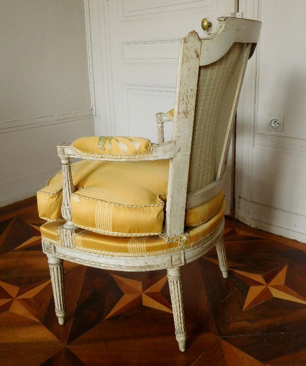 Pluvinet : paire de fauteuils cabriolets d'époque Louis XVI finement sculptés, estampillés