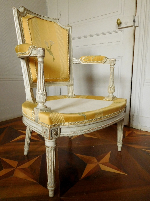 Pluvinet : paire de fauteuils cabriolets d'époque Louis XVI finement sculptés, estampillés