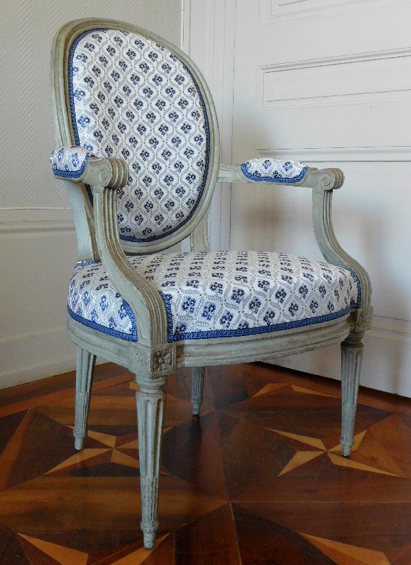 Salon de 4 fauteuils cabriolet médaillon d'époque Louis XVI