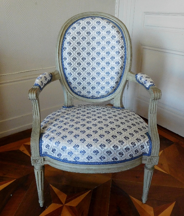 Salon de 4 fauteuils cabriolet médaillon d'époque Louis XVI