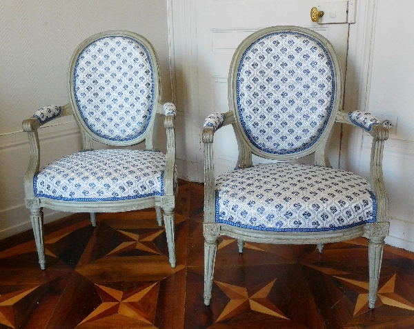 Salon de 4 fauteuils cabriolet médaillon d'époque Louis XVI