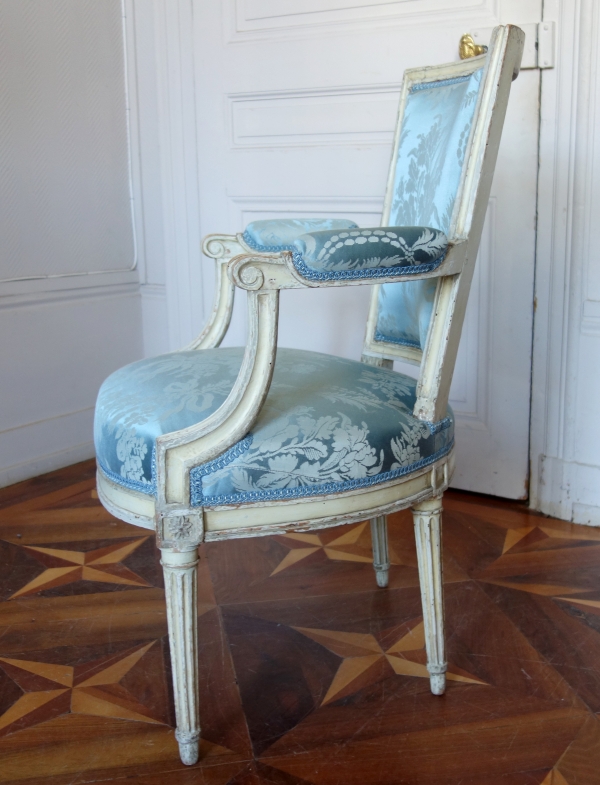 Marc Gautron : set of 4 Louis XVI cabriolet armchairs covered with blue silk, 18th century - stamped