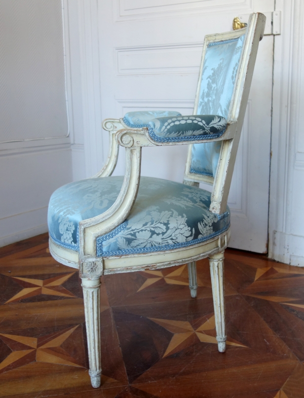 Marc Gautron : salon de 4 fauteuils cabriolets d'époque Louis XVI à dossier en fer de pelle estampillés