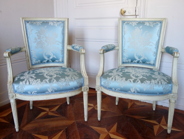 Marc Gautron : salon de 4 fauteuils cabriolets d'époque Louis XVI à dossier en fer de pelle estampillés