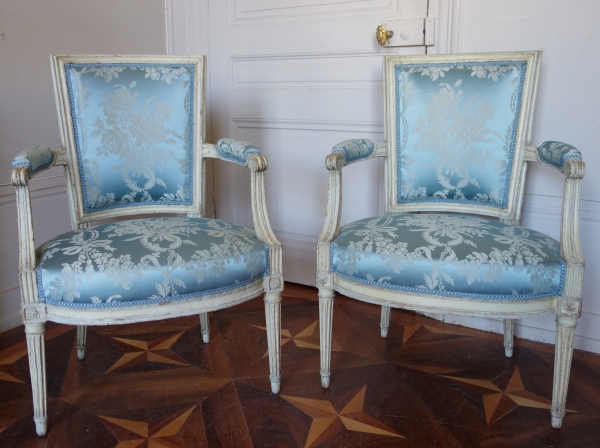 Marc Gautron : salon de 4 fauteuils cabriolets d'époque Louis XVI à dossier en fer de pelle estampillés