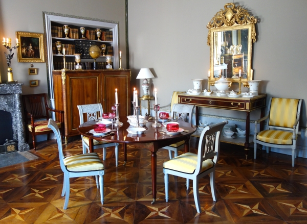 Suite de 4 chaises à l'étrusque en bois finement sculpté & laqué, époque Directoire, vers 1795