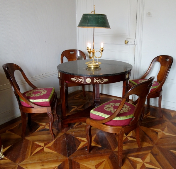 Suite de 4 chaises gondole en acajou, provenance famille de La Rochefoucauld au Château de Verteuil