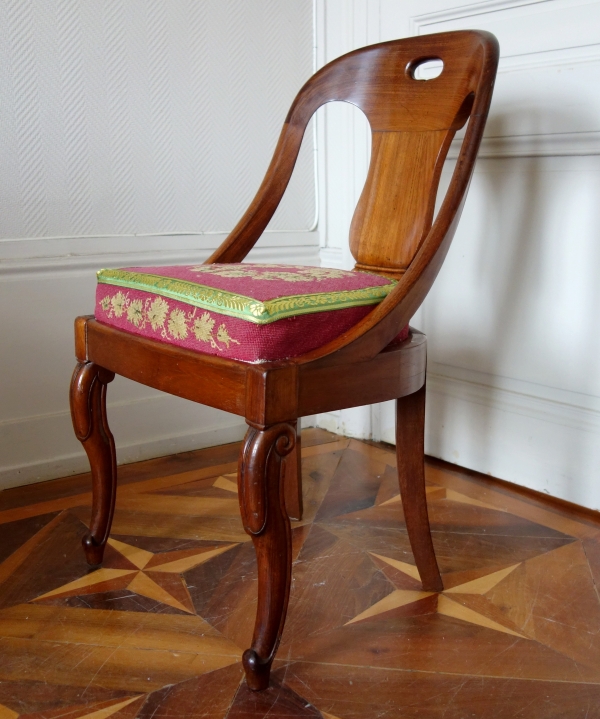 Suite de 4 chaises gondole en acajou, provenance famille de La Rochefoucauld au Château de Verteuil