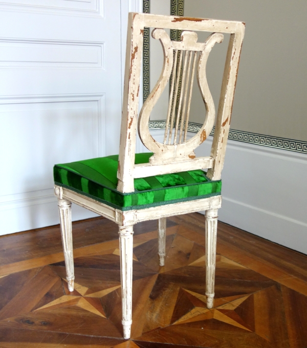 Suite de 4 chaises lyre d'époque Louis XVI en bois laqué et velours de soie