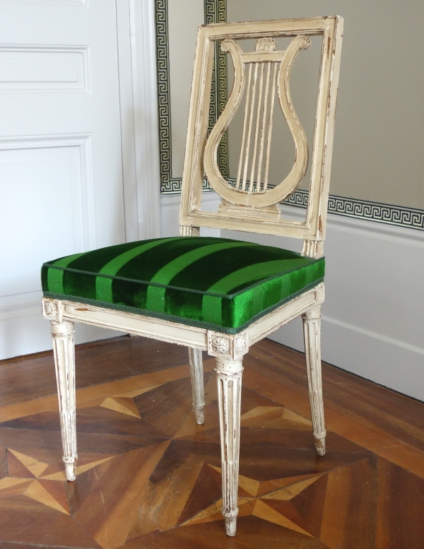 Suite de 4 chaises lyre d'époque Louis XVI en bois laqué et velours de soie