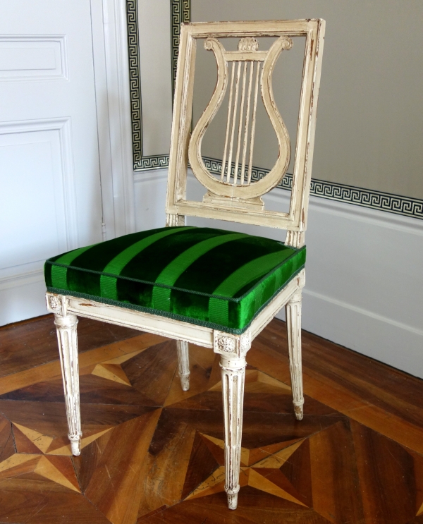 Suite de 4 chaises lyre d'époque Louis XVI en bois laqué et velours de soie