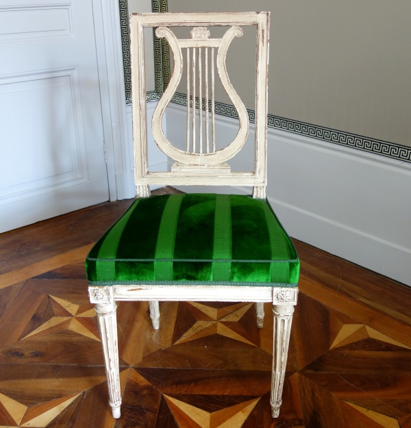 Suite de 4 chaises lyre d'époque Louis XVI en bois laqué et velours de soie