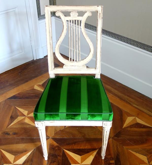 Suite de 4 chaises lyre d'époque Louis XVI en bois laqué et velours de soie