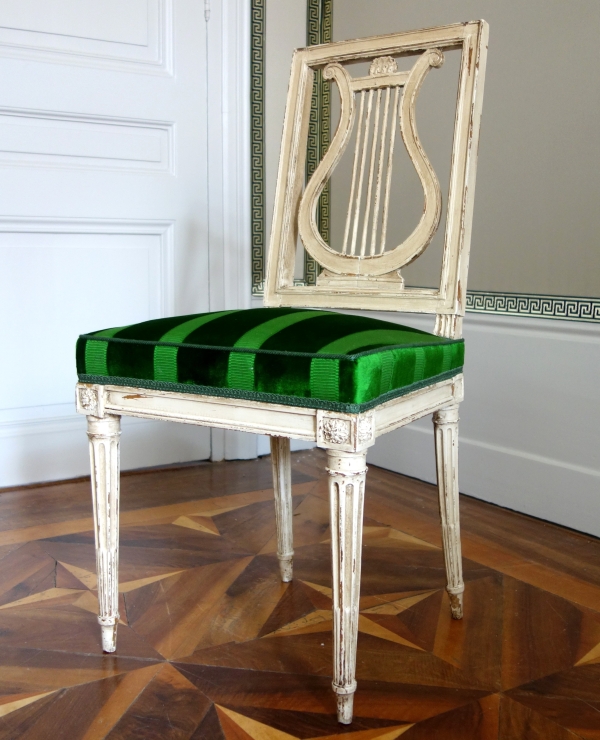 Suite de 4 chaises lyre d'époque Louis XVI en bois laqué et velours de soie