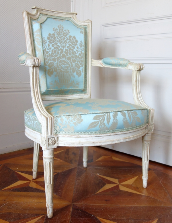 Claude Lerat : salon de 4 fauteuils cabriolets d'époque Louis XVI garniture de soie, estampille