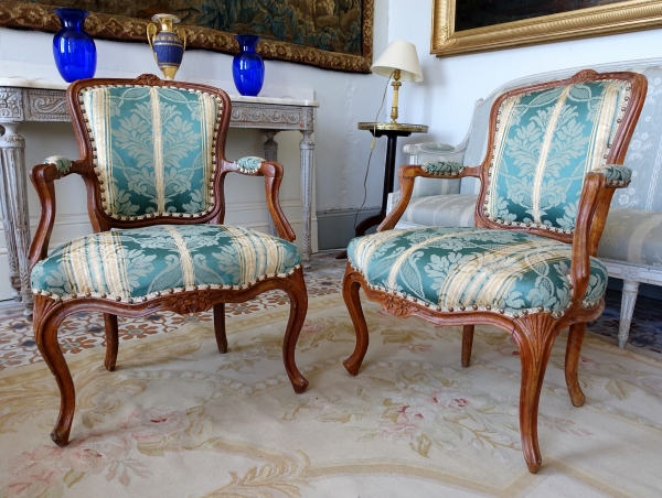 Suite de 4 fauteuils cabriolet d'époque Louis XV en bois naturel, soierie verte - XVIIIe siècle