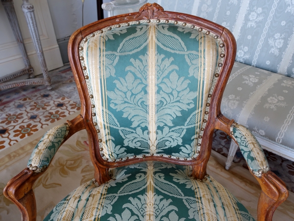 Suite de 4 fauteuils cabriolet d'époque Louis XV en bois naturel, soierie verte - XVIIIe siècle