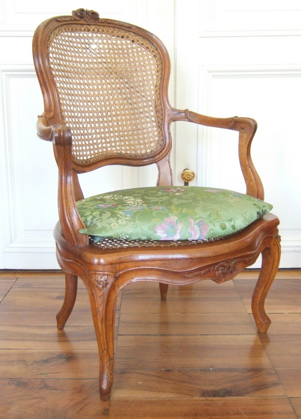 4 fauteuils cannés en noyer d'époque Louis XV, estampillés Pillot